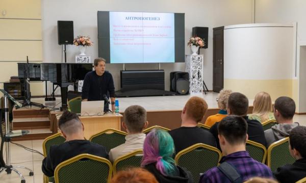 Лекция «Современная археология» в СахОУНБ собрала студентов и любителей истории на острове Лекция «Современная археология» в СахОУНБ собрала студентов и любителей истории на острове