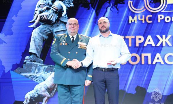 В Южно-Сахалинске состоялось торжественное мероприятие, посвященное 35-летию МЧС России В Южно-Сахалинске состоялось торжественное мероприятие, посвященное 35-летию МЧС России